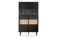Vitrine auf hohen Holzbeinen mit Rillenfront im Loft-Stil