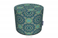 Puff mit blauem Mandala-Muster