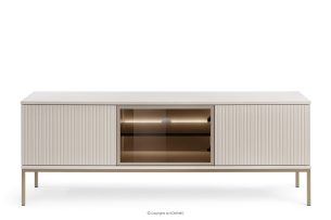 FONTE, https://konsimo.de/kollektion/fonte/ Cremefarbene Kommode mit Lamellen auf hohen Beinen cremig - Foto