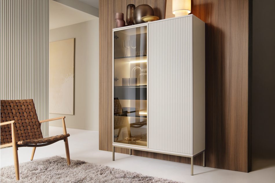 FONTE Cremefarbene Vitrine mit Lamellen auf hohen Beinen cremig - Foto 1