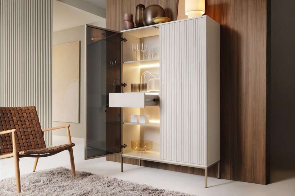 FONTE Cremefarbene Vitrine mit Lamellen auf hohen Beinen cremig - Foto 4