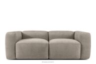 Weiches Zweisitzer-Sofa aus einem Gewebestoff in Beige