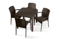 Terrassentisch mit Stühlen aus braunem Polypropylen