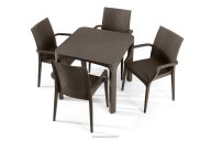 Tisch und Stühle für den Garten aus braunem Polypropylen